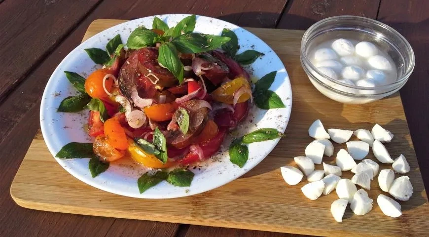 Салат из помидоров, моцареллы и базилика с горчичной заправкой: шаг 3