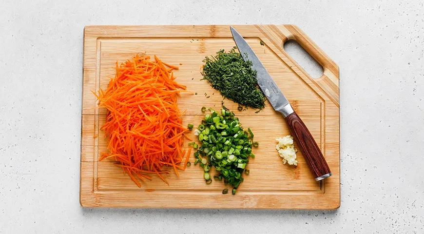 Салат из свежей капусты с чесноком: шаг 3