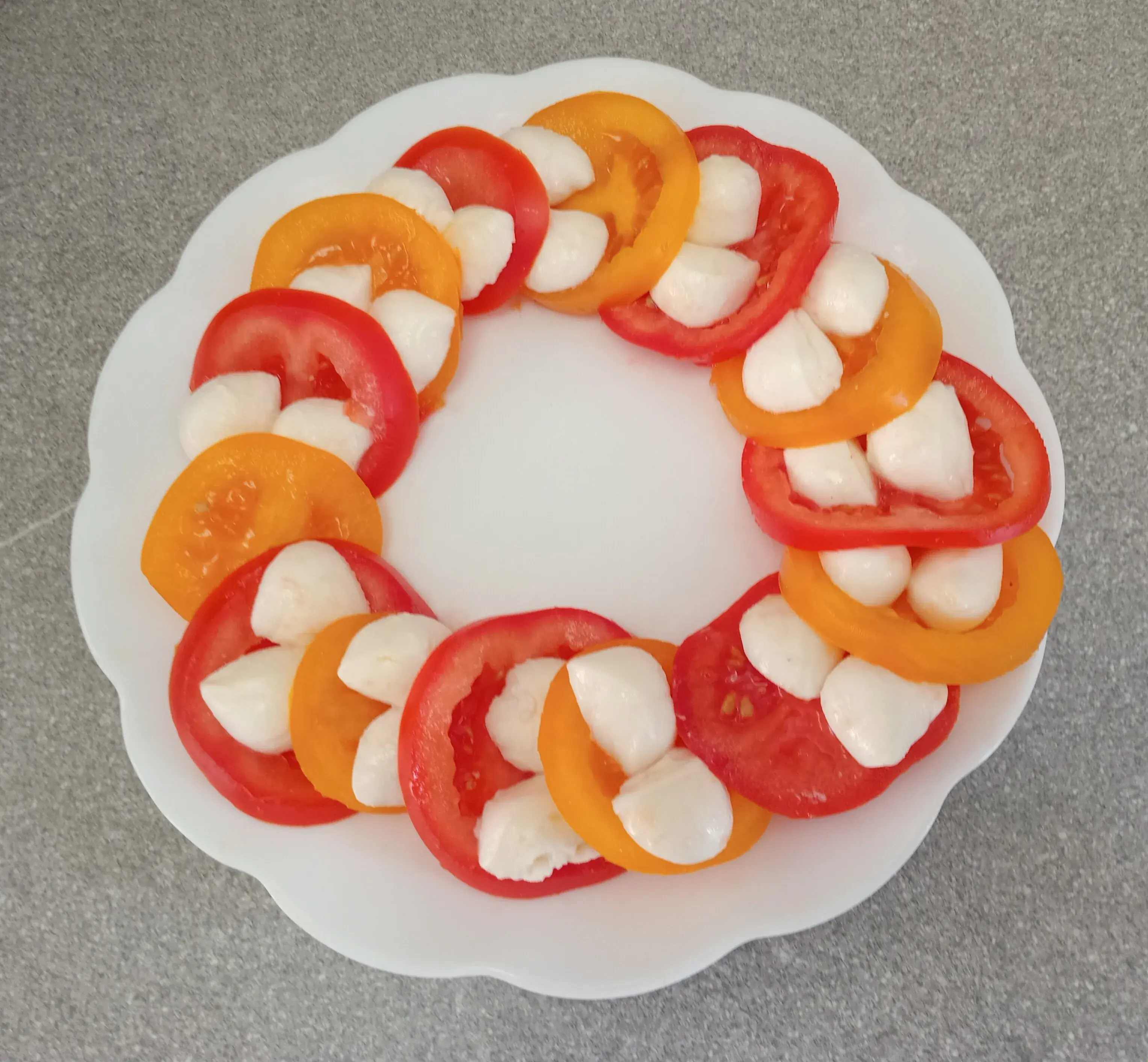 Салат Капрезе с красными и жёлтыми помидорами: шаг 3