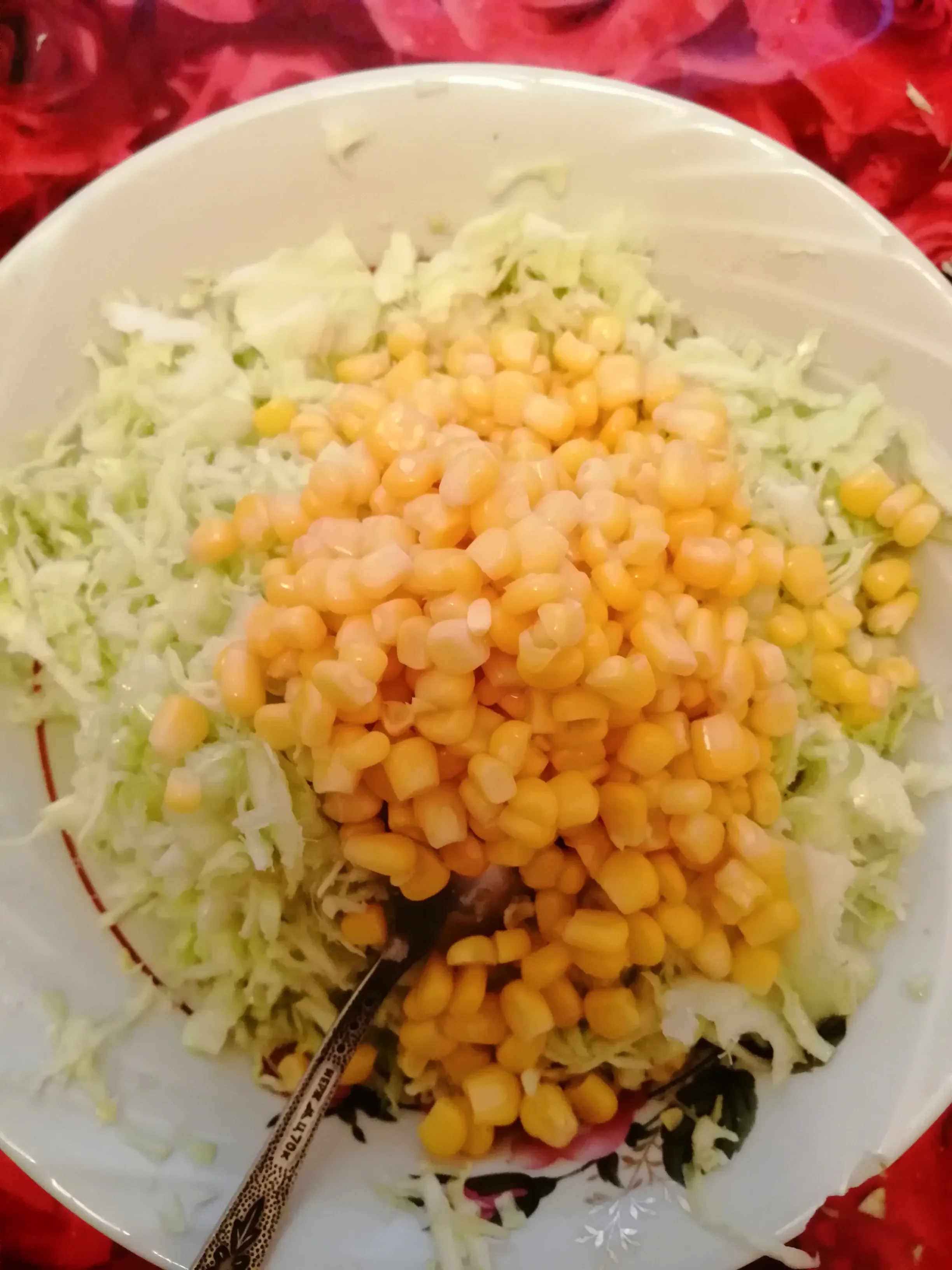 Салат капустный с кукурузой: шаг 3