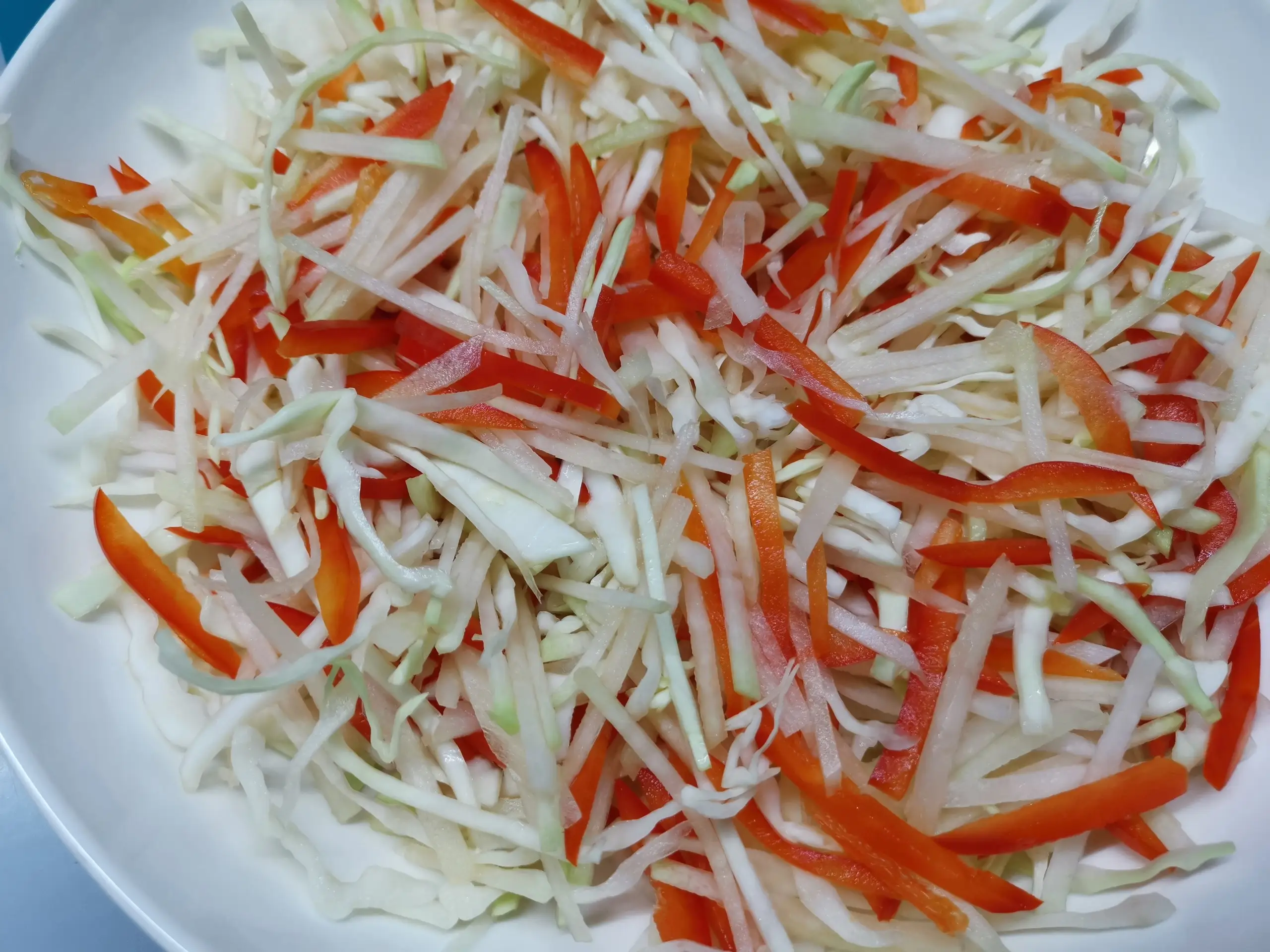 Шаг 3: Салат коул слоу с кольраби и сладким перцем