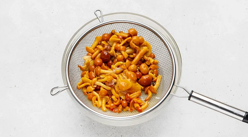 Салат Минский с грибами, квашеной капустой и картофелем: шаг 3