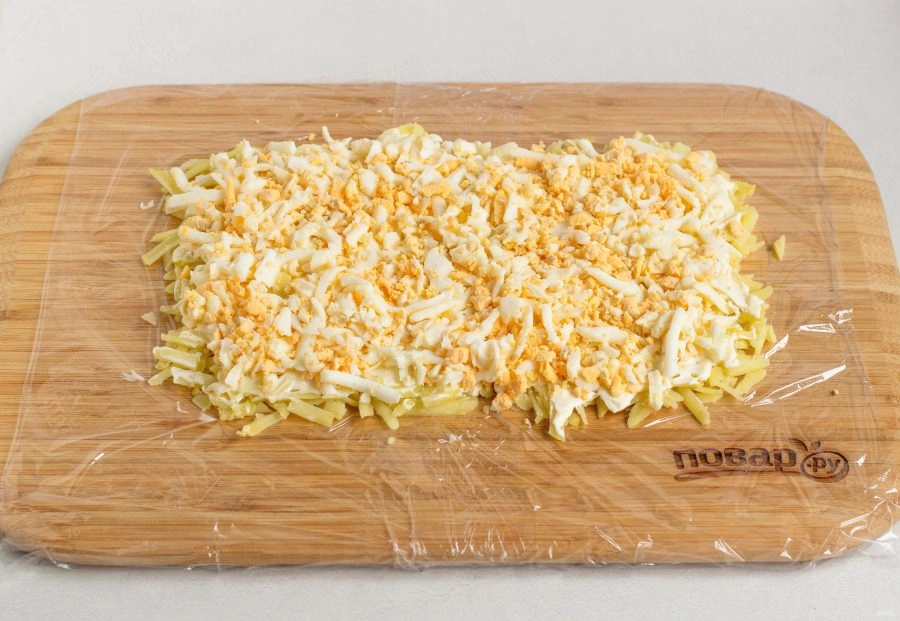 Шаг 3: Салат рулет мимоза на новый год 2026