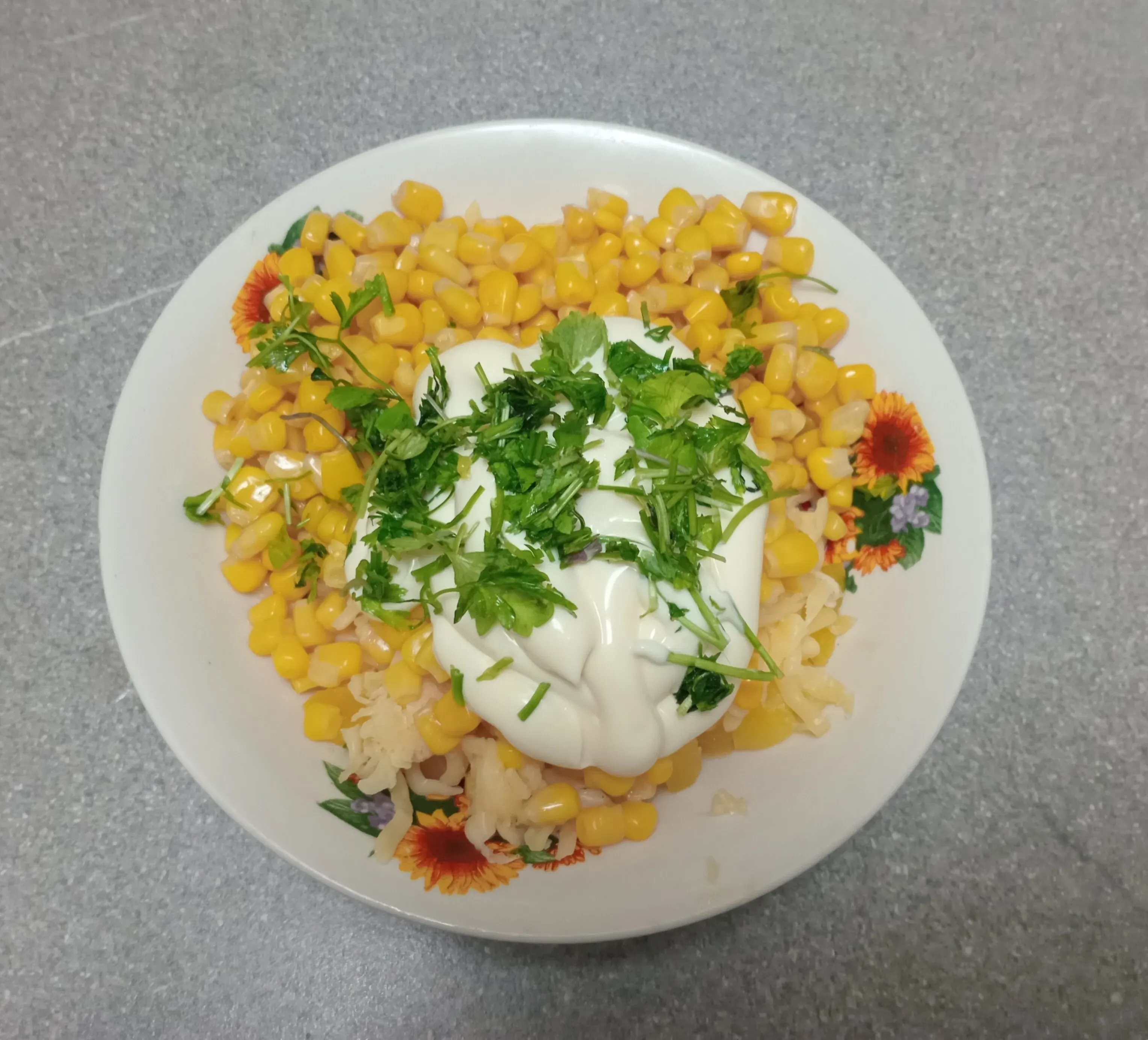 Салат с ананасами, сыром и кукурузой: шаг 3