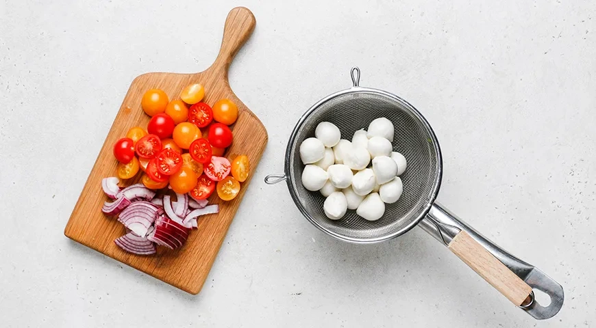 Салат с авокадо, помидорами, огурцами и моцареллой: шаг 3