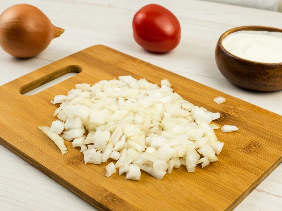 Шаг 3: Салат с болгарским перцем, помидорами и луком