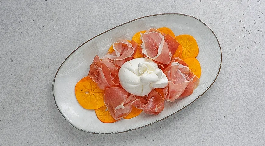 Салат с бурратой, хурмой и хамоном: шаг 3