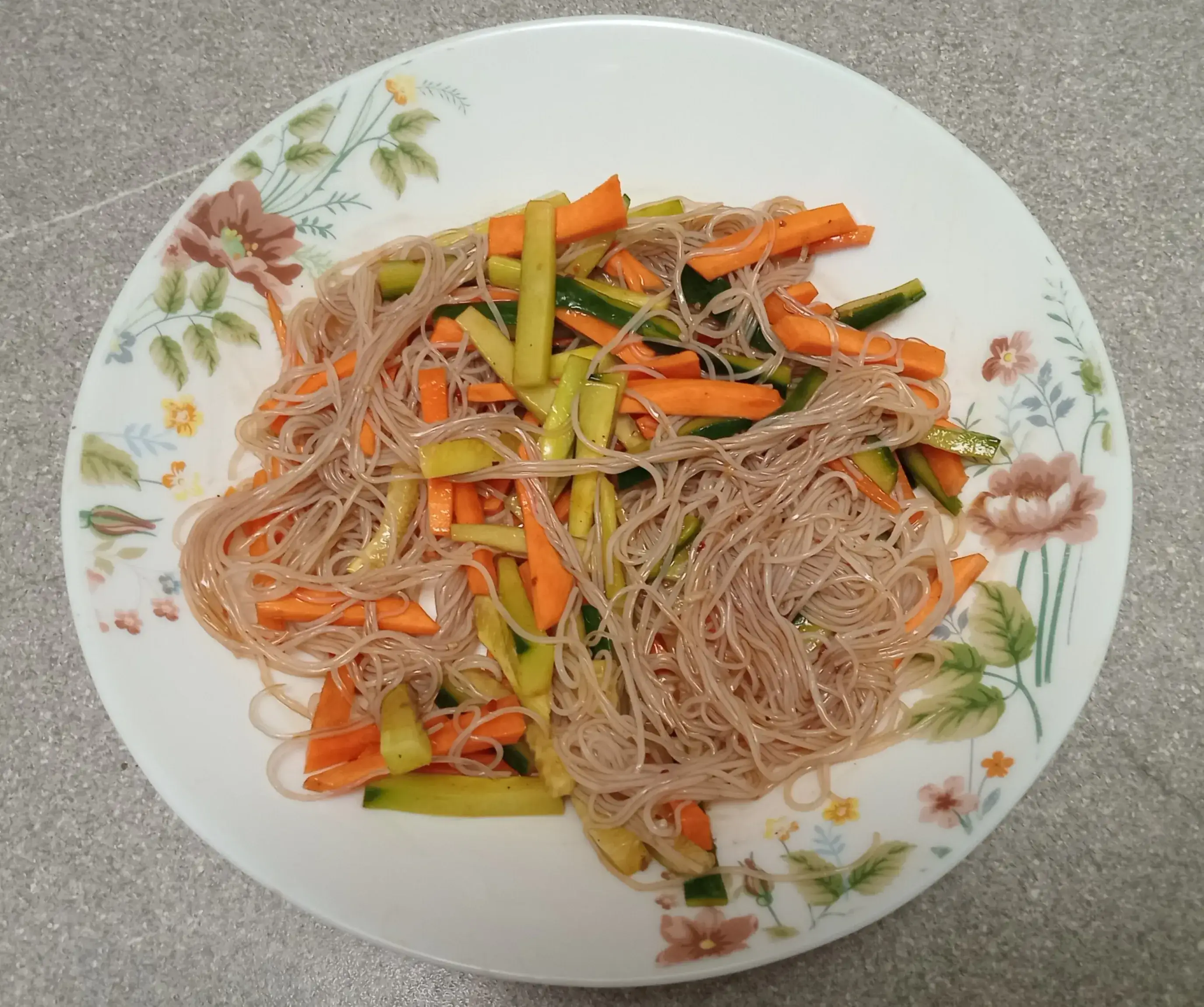 Салат с фунчозой и овощами: шаг 3