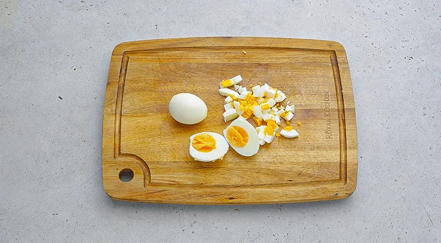 Салат с говяжьим языком, грибами и яйцами: шаг 3