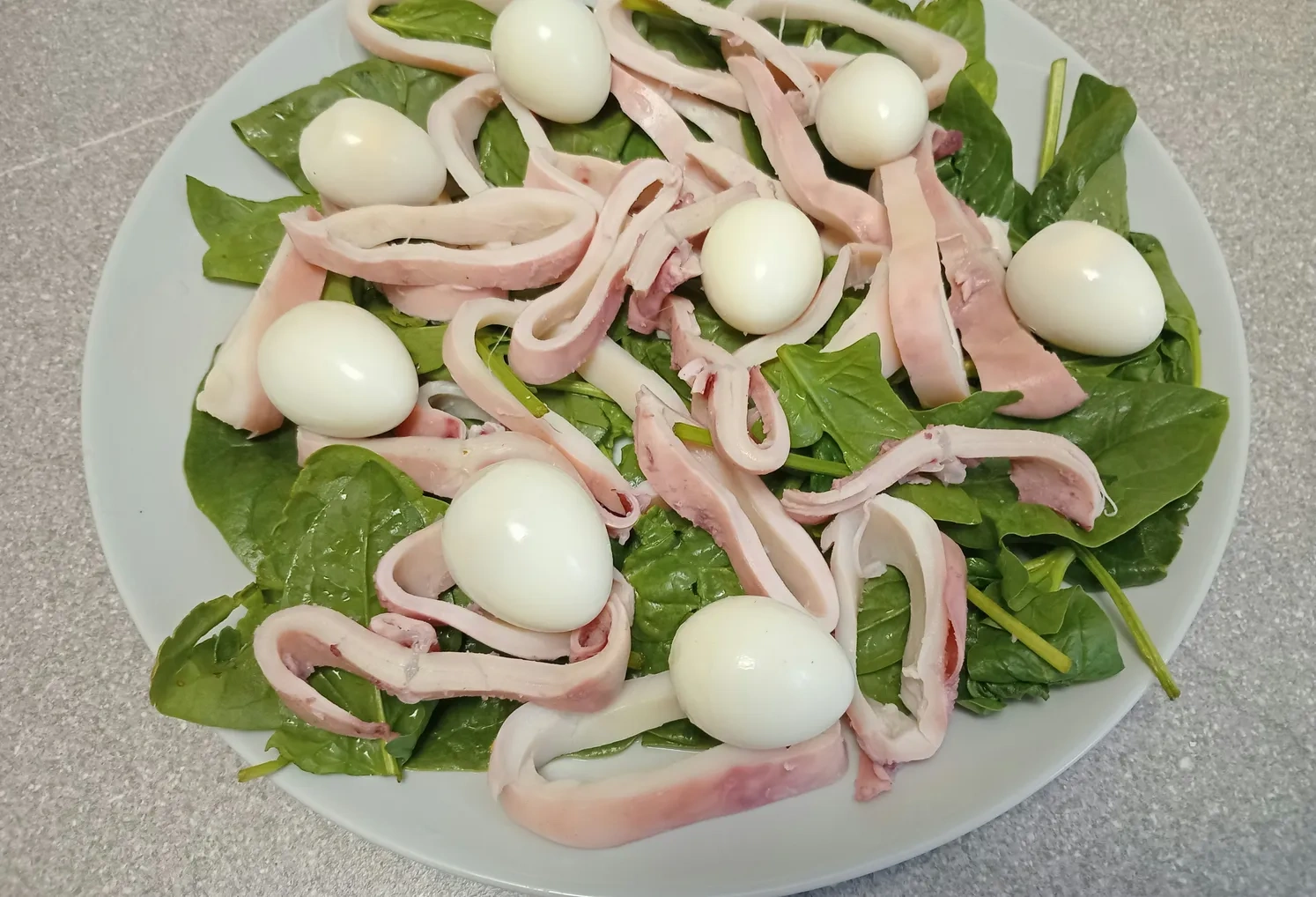 Салат с кальмарами и шпинатом: шаг 3