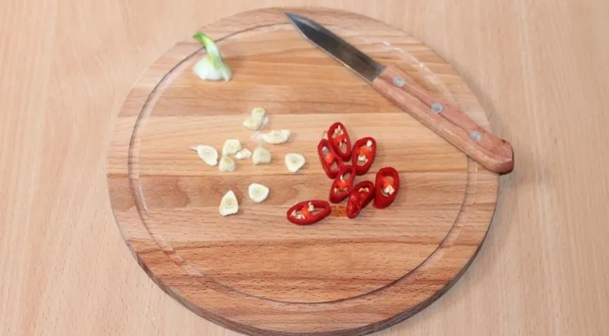 Салат с кальмарами и сладким перцем: шаг 3