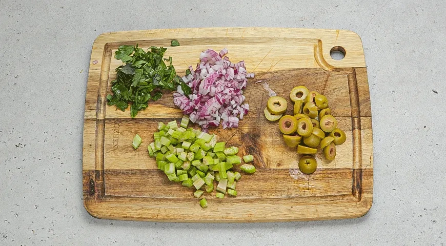 Салат с кальмарами, сельдереем и оливками: шаг 3