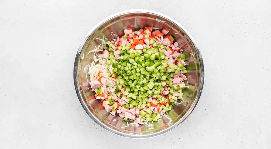 Салат с капустой, крабовыми палочками и колбасой: шаг 3