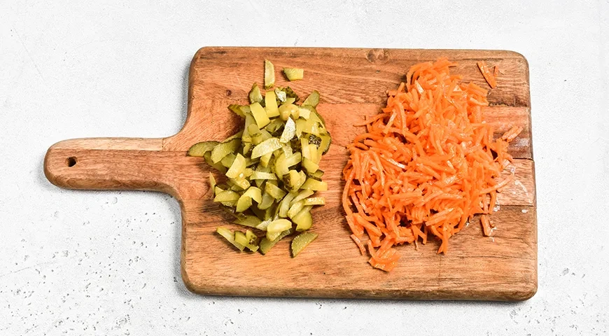 Салат с копченой курицей, фасолью и корейской морковкой: шаг 3