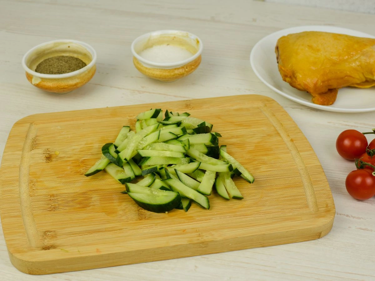 Шаг 3: Салат с копченой курицей, болгарским перцем и помидорами черри