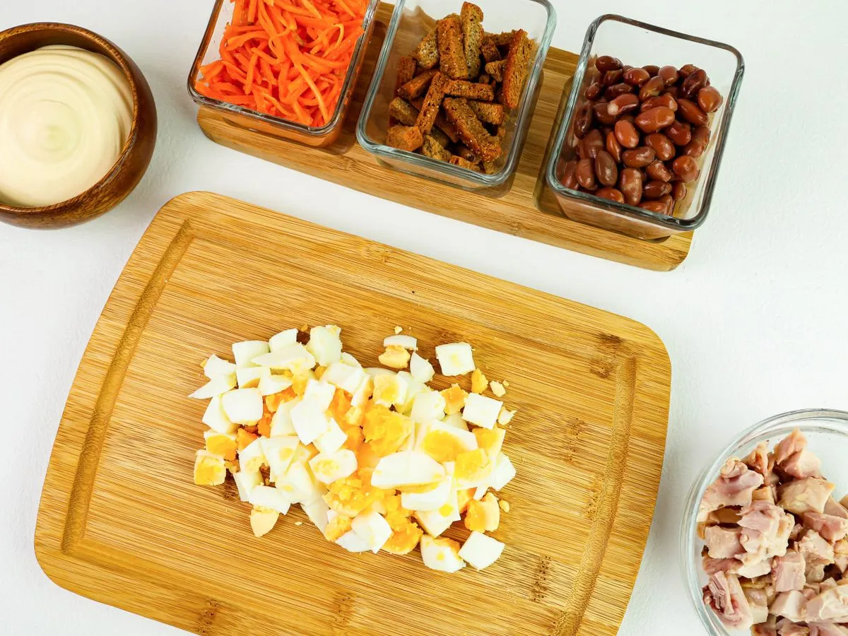 Шаг 3: Салат с корейской морковью, фасолью и копченой курицей