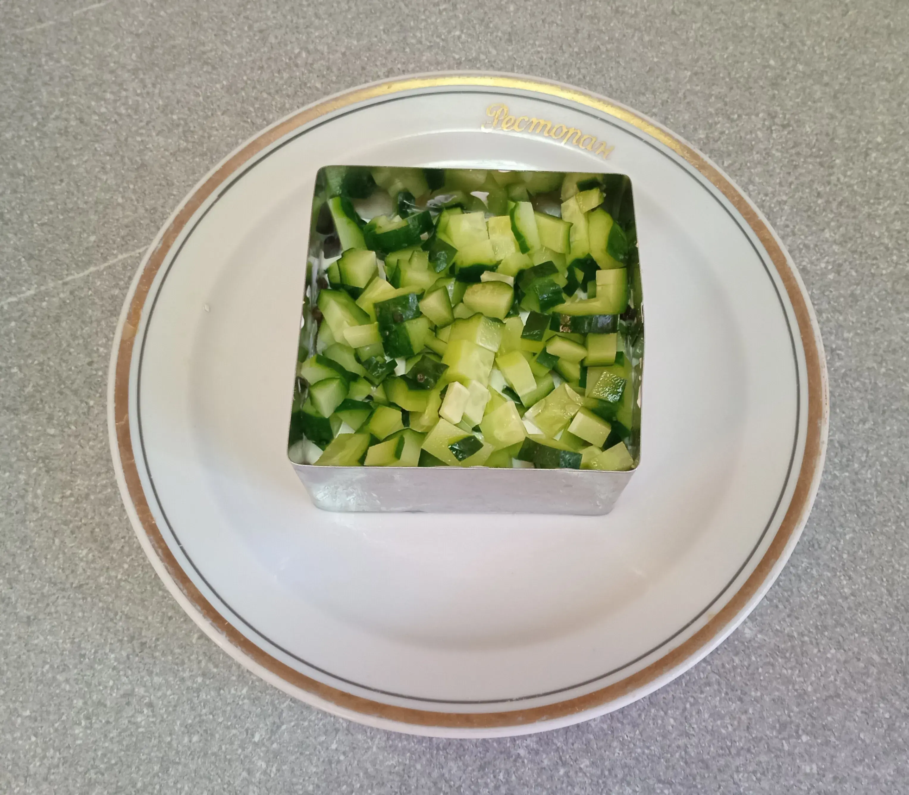 Салат с крабами: шаг 3