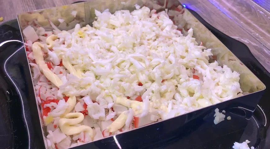 Салат с крабовыми палочками без кукурузы: шаг 3