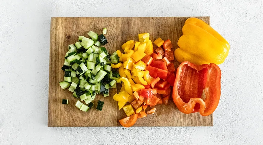 Салат с крабовыми палочками и фасолью: шаг 3