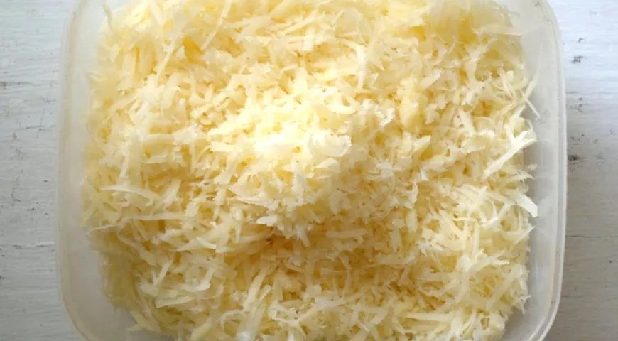 Салат с курицей, черносливом и виноградом: шаг 3