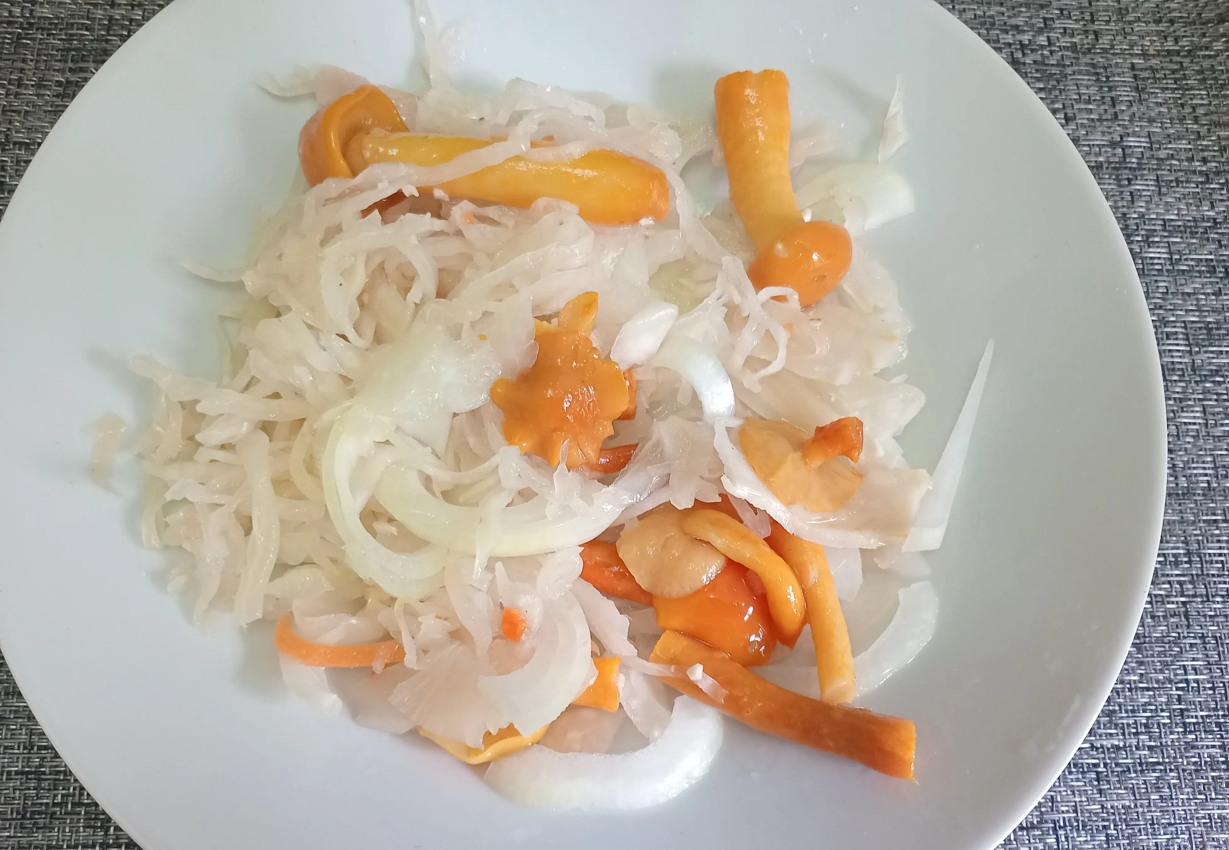 Салат с квашеной капустой: шаг 3