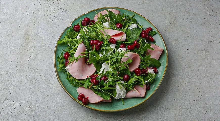 Салат с любительской колбасой и фисташками​: шаг 3