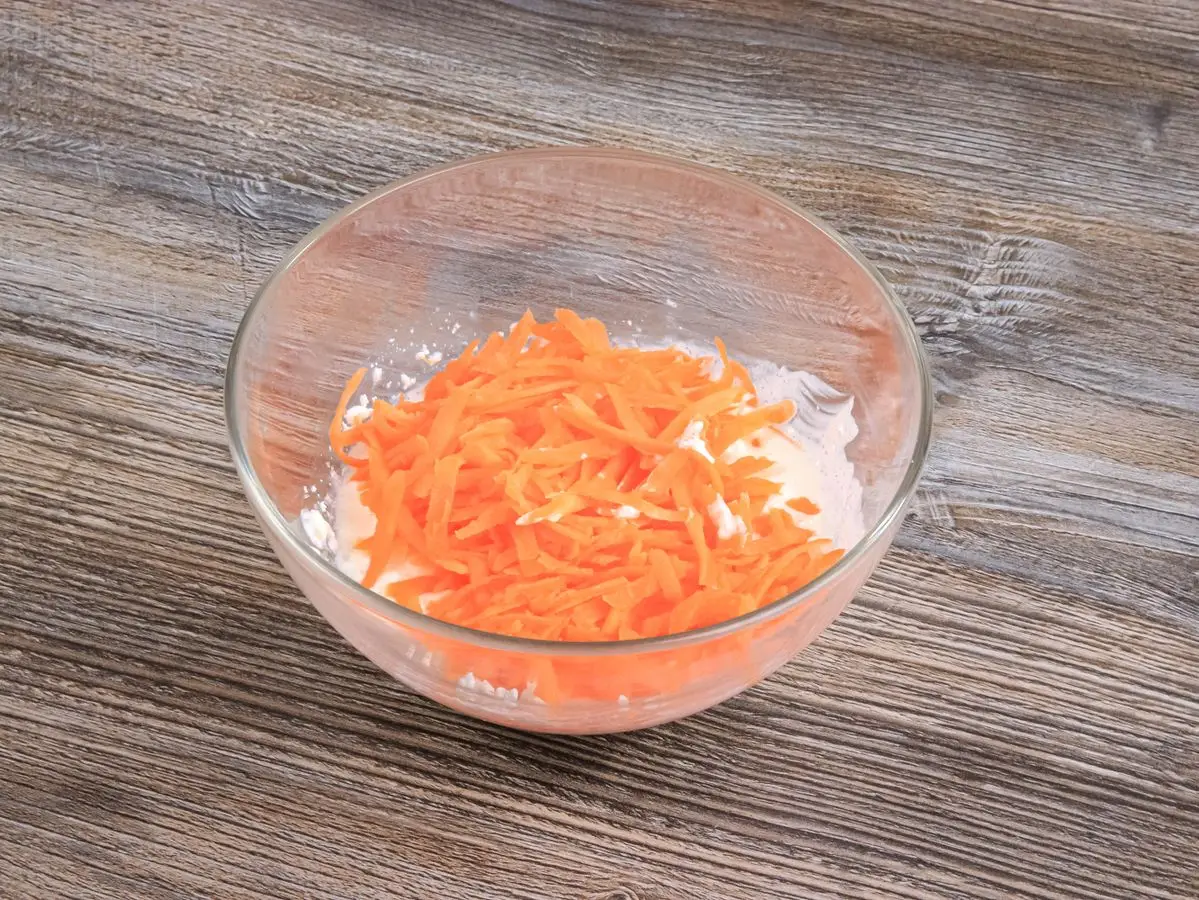 Шаг 3: Салат с морковью, творогом и сухофруктами