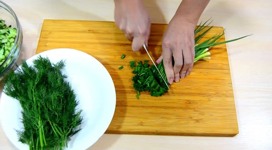 Салат с печенью, сыром и кукурузой: шаг 3