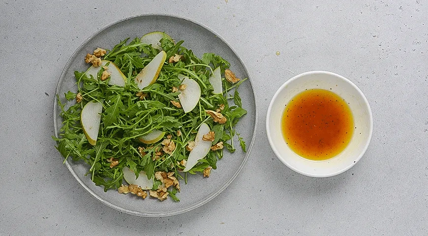 Салат с руколой, грушей и прошутто: шаг 3