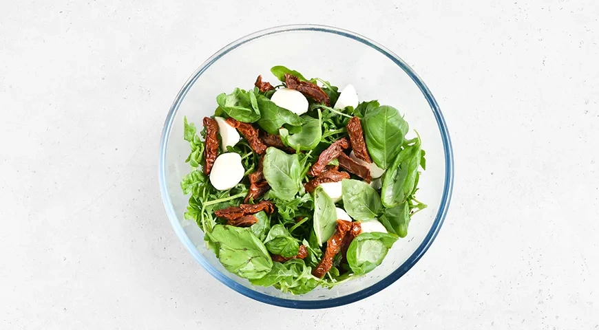 Салат с руколой и вялеными помидорами: шаг 3