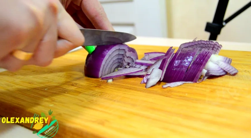 Салат с сельдью, пекинской капустой и огурцами: шаг 3