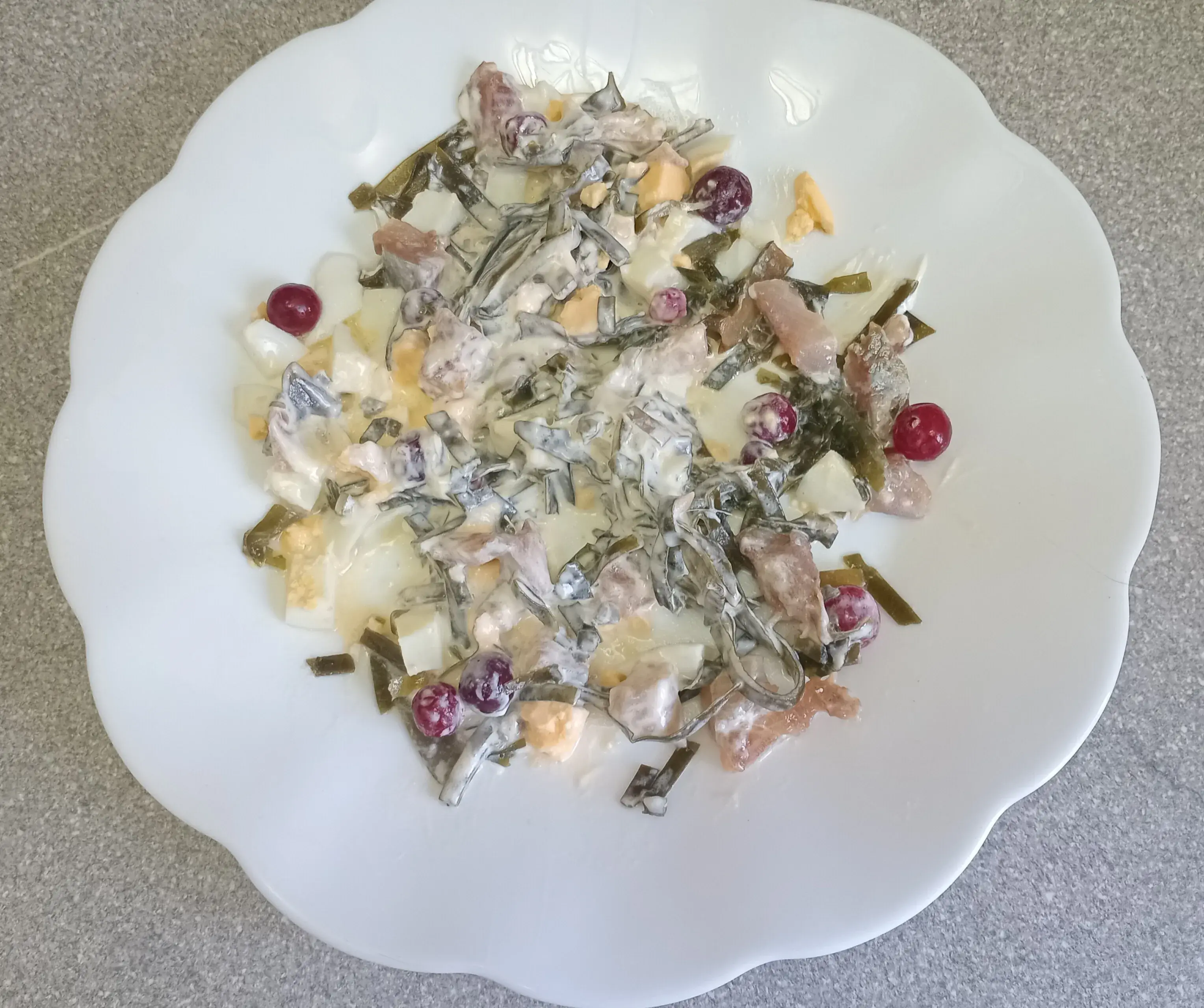 Салат с селёдкой, морской капустой и клюквой: шаг 3