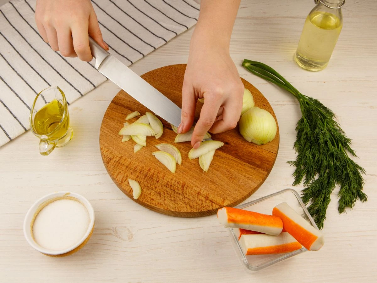 Шаг 3: Салат с шампиньонами и крабовыми палочками