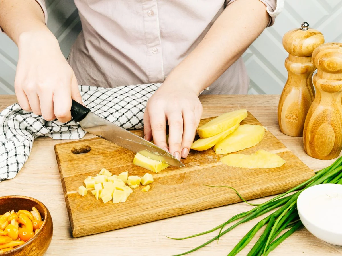 Шаг 3: Салат с ветчиной и маринованными опятами