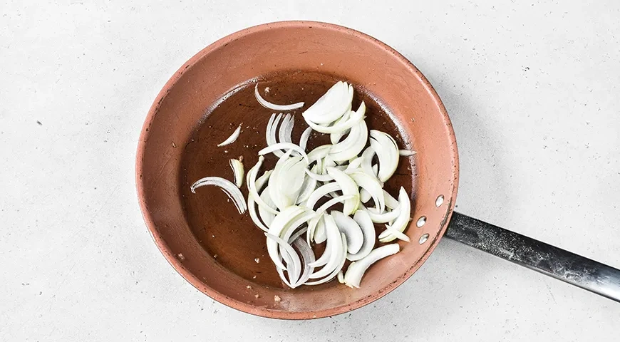 Салат «Шахтерский» с солеными огурцами и мясом: шаг 3