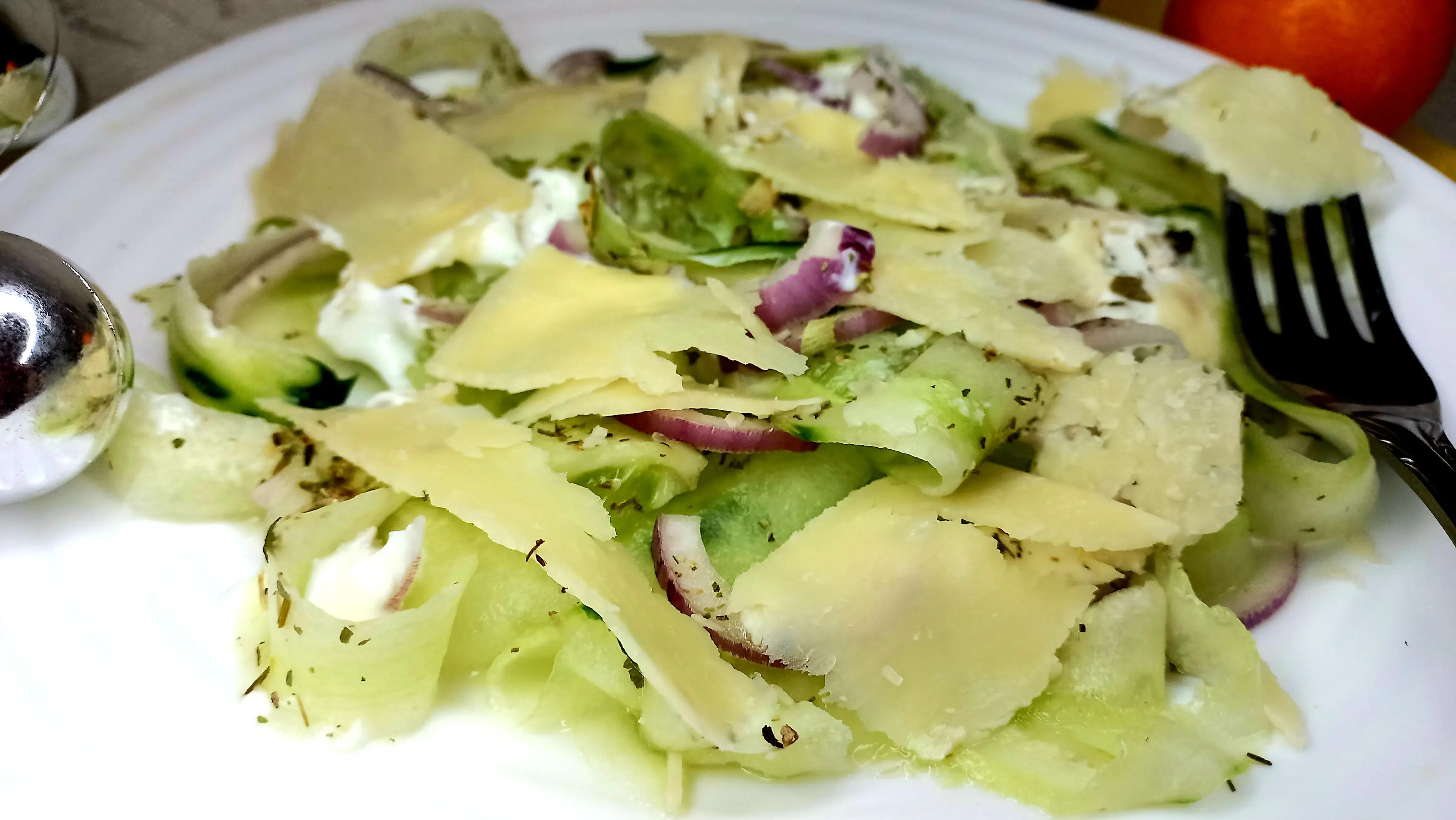 Салат со свежим огурцом, йогуртом и Пармезаном: шаг 3