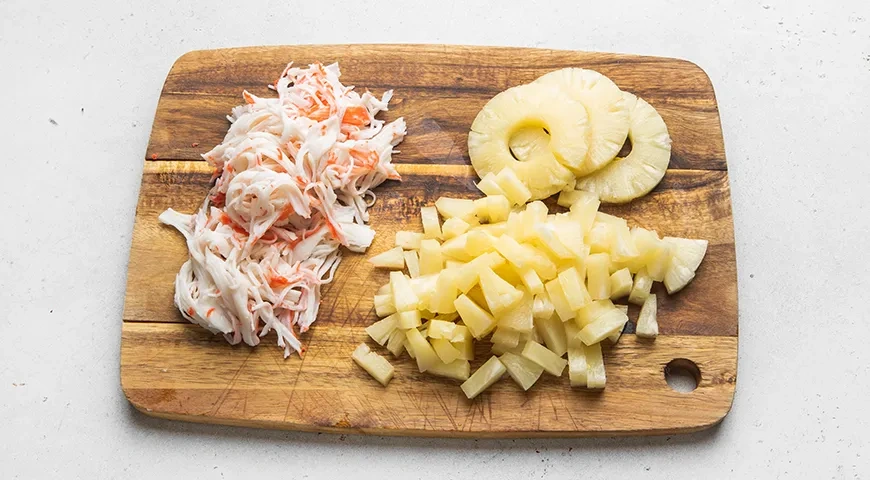 Салат «Стрелы Амура» с креветками и гранатом: шаг 3