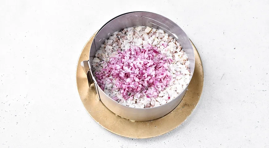 Селедка под шубой с икрой мойвы: шаг 3