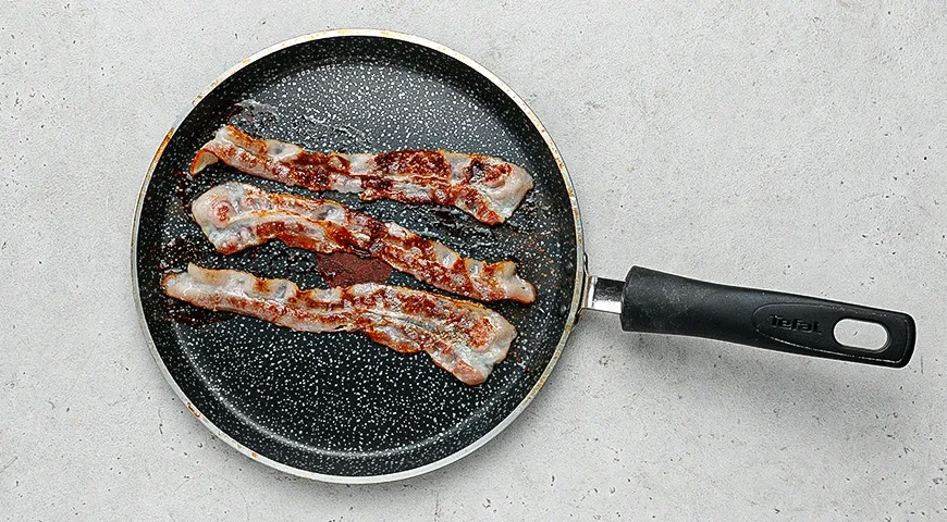 Сэндвич из яичницы с беконом и сыром: шаг 3