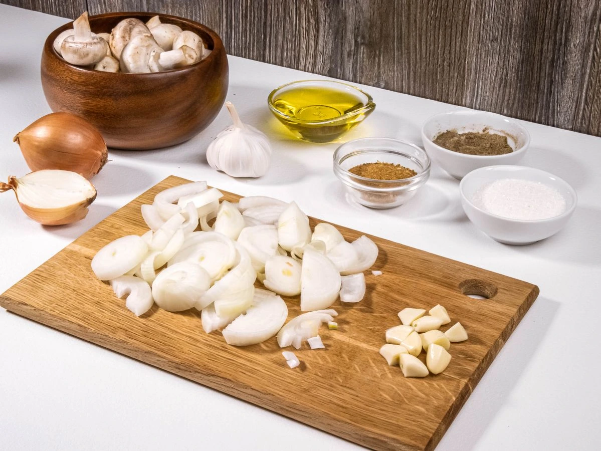 Шаг 3: Шампиньоны, жаренные с луком