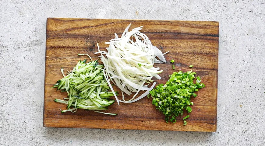 Шаурма с курицей, капустой, огурцом и помидором: шаг 3