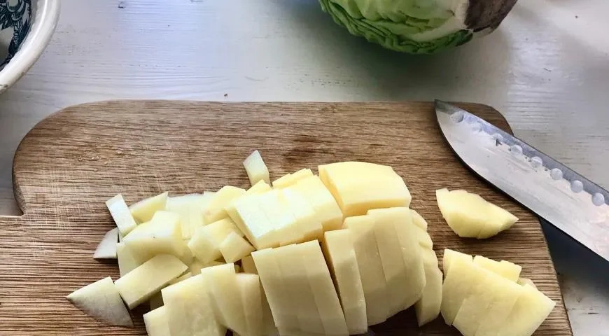 Щи из свежей капусты с курицей и помидорами: шаг 3