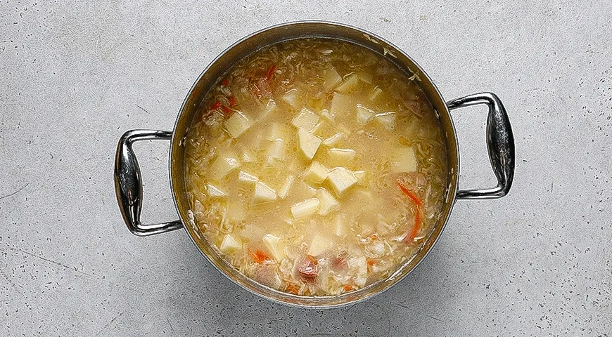 Щи из квашеной капусты с картошкой и колбасками: шаг 3