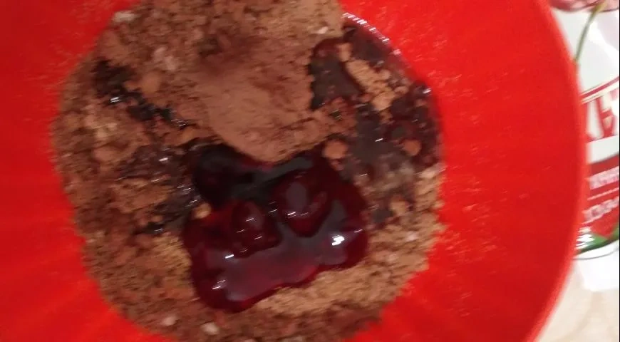 Шоколадные "шарики" с вишнёвым джемом Махеевъ к 14 февраля: шаг 3