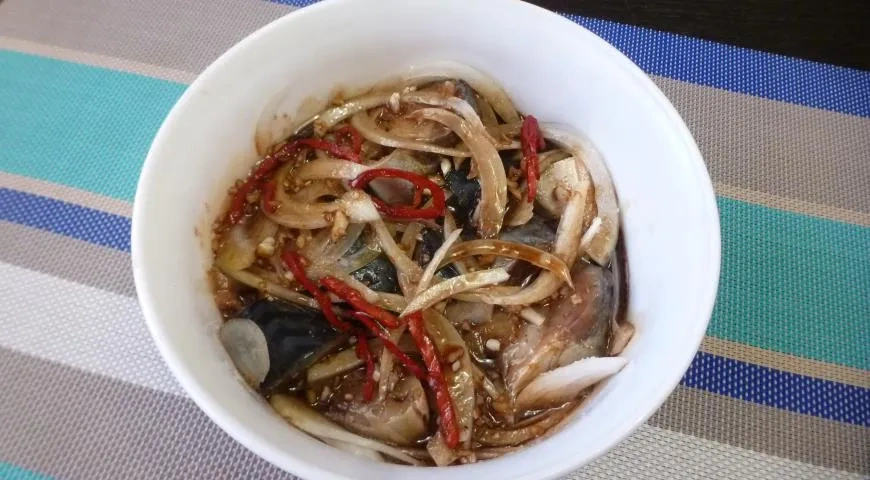 Скумбрия маринованная с овощами и соевым соусом: шаг 3
