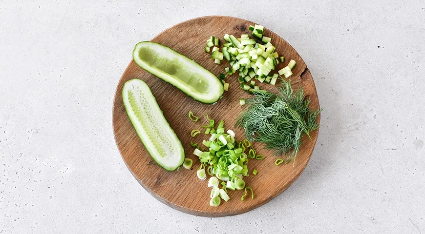 Слоеный салат с консервированной горбушей: шаг 3