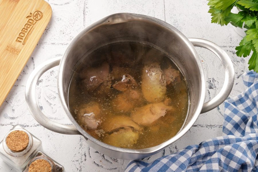 Шаг 3: Слоеный салат с куриной печенью