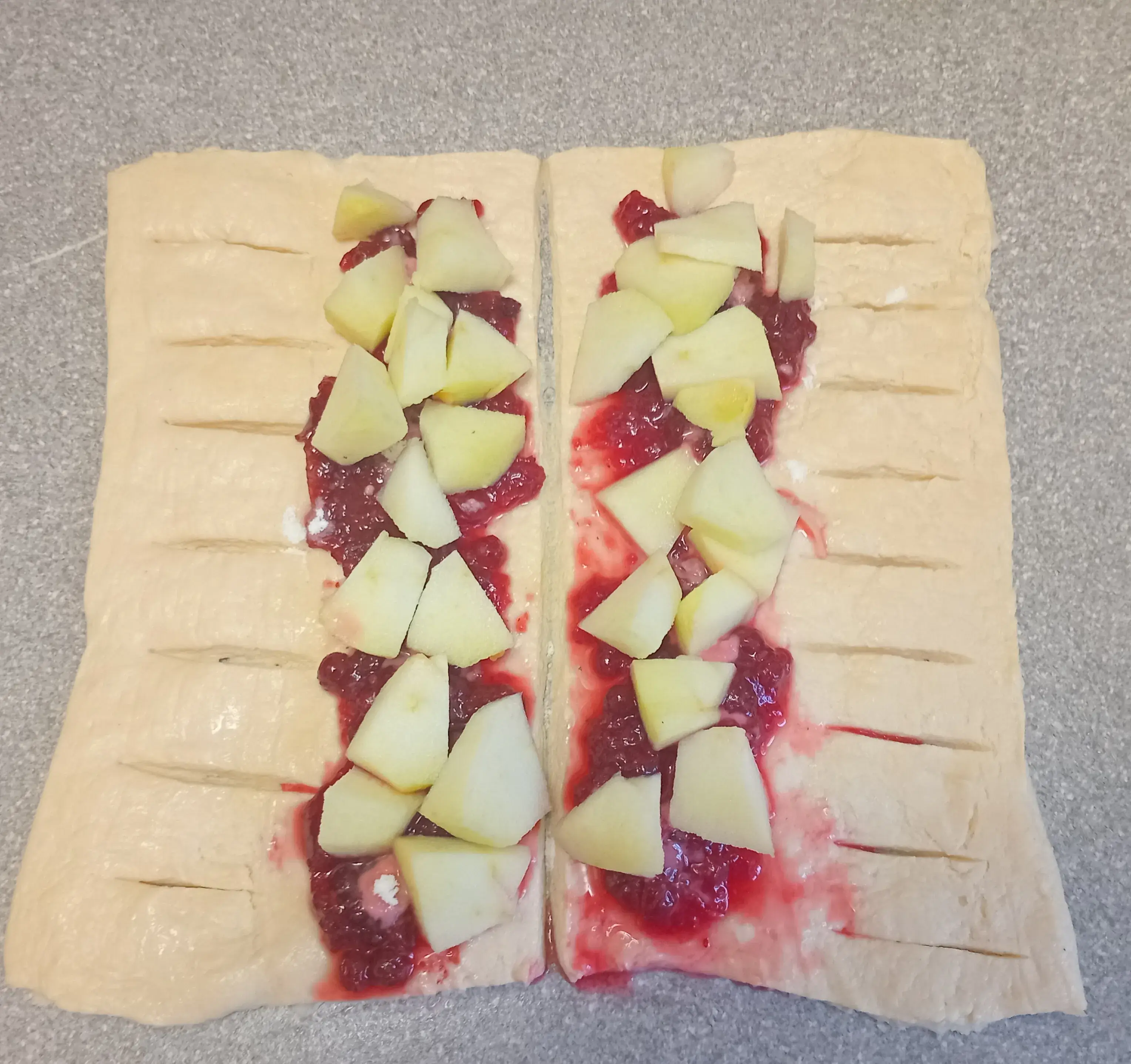 Слойки с брусничным джемом и яблоком: шаг 3