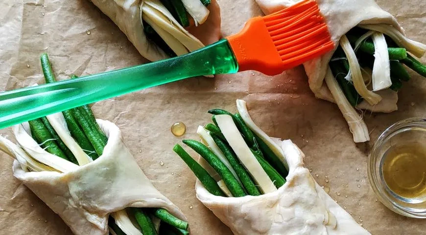 Слойки с сыром и спаржевой фасолью: шаг 3