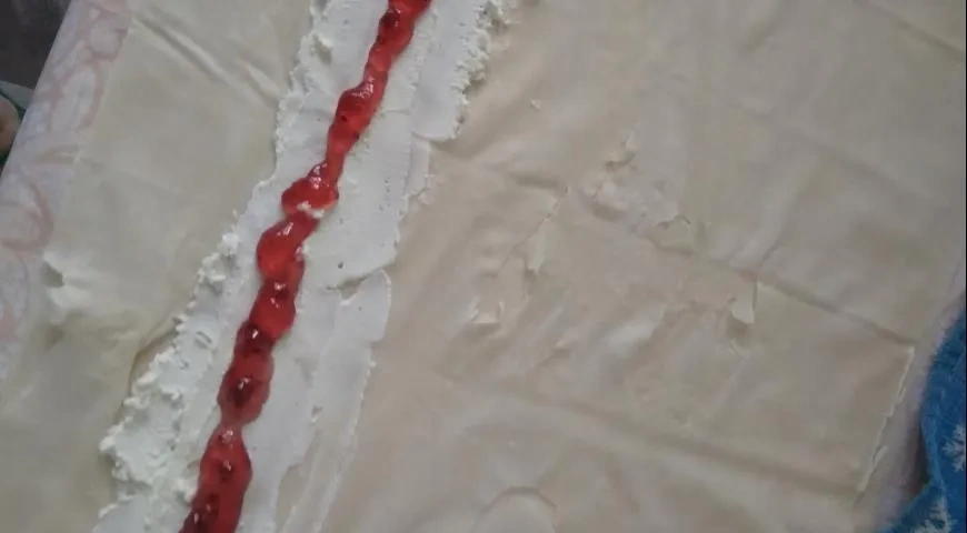 Слойки с творожным сыром и красносмородиновым джемом Махеевъ к 14 февраля: шаг 3